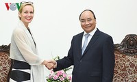 Премьер Вьетнама Нгуен Суан Фук принял посла Швеции