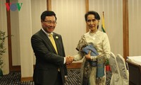 Деятельность вице-премьера, главы МИД Вьетнама Фам Бинь Миня в Лаосе