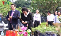 Нгуен Тхи Ким Нган посетила кладбище Майзить и вручила подарки вьетнамским матерям-героиням