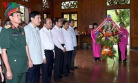 Нгуен Суан Фук зажёг благовония в память о президенте Хо Ши Мине в провинции Нгеан