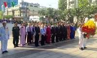 Руководители г.Хошимина зажгли благовония в память о президентах Хо Ши Мине и Тон Дык Тханге