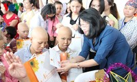 Вице-президент СРВ вручила подарки детям, болеющим раком