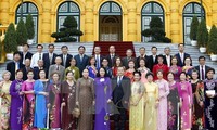 Вице-президент СРВ приняла делегацию бывших учителей - вьетнамских эмигрантов в Таиланде
