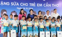 Нгуен Тхи Ким Нган вручила молоко в подарок детям в городе Кантхо