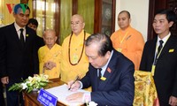 Вице-премьер СРВ Чыонг Хоа Бинь попрошался с бонзой Тхить Чон Тхиеном