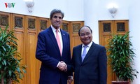 Госсекретарь США Джон Керри находится во Вьетнаме с визитом