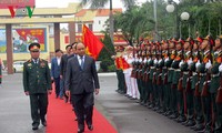Нгуен Суан Фук провел рабочую встречу с руководством командования 5-го военного округа