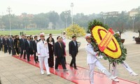 Руководители Вьетнама посетили мавзолей Президента Хо Ши Мина