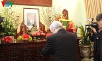 Нгуен Фу Чонг зажёг благовония в память о генсеке ЦК КПВ Ле Зуане