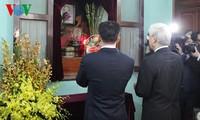 Нгуен Фу Чонг зажёг благовония в память о президенте Хо Ши Мине