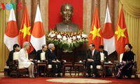 Японские СМИ освещают визит во Вьетнам императора Японии и его супруги 