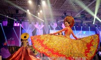 Фестиваль традиционного женского платья «аозай» в Хошимине посетили почти 70 тысяч человек