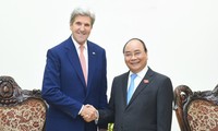 Премьер Вьетнама принял бывшего госсекретаря США Джона Керри