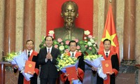 Президент Вьетнама вручил постановления о назначении судей Верховного народного суда