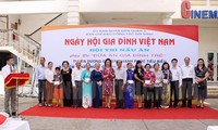 Чествованы 100 примерных культурных и счастливых семей в связи с Днем вьетнамской семьи