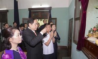 Глава ОФВ Чан Тхань Ман зажег благовония в память о Президенте Хо Ши Мине
