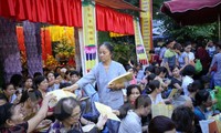 Жители и буддисты Вьетнама отмечают праздник Вулан – День выражения признательности родителям