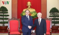 Генсек ЦК КПВ и премьер-министр Вьетнама приняли вице-премьера Лаоса