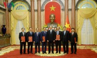 Президент Вьетнама присвоил пяти дипломатам ранг посла СРВ