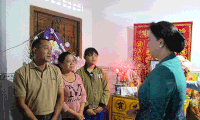 Нгуен Тхи Ким Нган навестила пострадавших от тайфуна Дамри в провинции Кханьхоа
