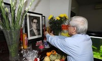 Генсек ЦК КПВ Нгуен Фу Чонг зажёг благовония в память о бывших руководителях партии