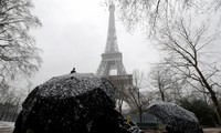 Эйфелева башня закрыта для туристов из-за снегопада