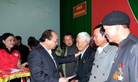 Нгуен Суан Фук вручил тэтские подарки представителям нацменьшинств провинции Дакнонг