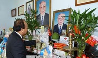 Нгуен Суан Фук зажёг благовония в память о бывших руководителях государства и правительства