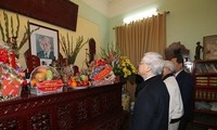 Нгуен Фу Чонг зажёг благовония в память о своих предшественниках Ле Зуане и Чыонг Тине