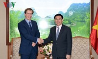Выонг Динь Хюэ принял директора Всемирного экономического форума в АТР Джастина Вуда