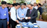 Премьер Вьетнама Нгуен Суан Фук посетил гончарную деревню Батчанг