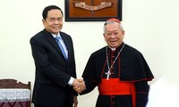 Председатель ЦК ОФВ Чан Тхань Ман поздравил католиков с Пасхой
