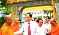Глава ОФВ Чан Тхань Ман поздравил кхмеров в городе Кантхо с праздником «Чол Чнам Тхмай»