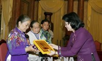 Данг Тхи Нгок Тхинь приняла представителей провинции Тиензянг, имеющих заслуги перед Отечеством