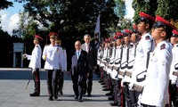 В Сингапуре состоялась церемония официальной встречи премьер Вьетнама Нгуен Суан Фука