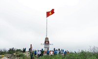 В провинции Куангбинь завершилась установка национального флагштока на острове Хонла