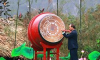 Премьер Вьетнама ударил в барабан на открытии праздника Чанган 2018