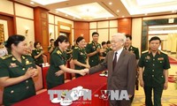 Нгуен Фу Чонг принял делегацию лучших профсоюзных работников ВНА