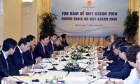 Фам Бинь Минь встретился с президентом ВЭФ и принял участие во встрече с представителями предприятий