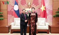 Вьетнам и Лаос активизируют сотрудничество и обмен опытом между парламентами