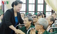 Спикер парламента Вьетнама навестила больных военнослужащих и инвалидов войны провинции Ханам