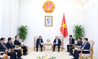 Премьер Вьетнама Нгуен Суан Фук принял вице-спикера парламента Лаоса