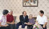 Премьер Вьетнама Нгуен Суан Фук посетил семьи павших фронтовиков в Ханое