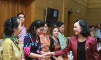 Чыонг Тхи Май приняла делегацию бывших учителей – вьетнамских эмигрантов в Таиланде