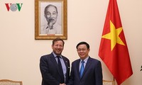 Выонг Динь Хюэ принял спецпосланника британского премьера по торговле