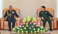 Министр обороны Вьетнама принял командующего Сухопутными войсками Индии