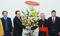 Глава Отечественного фронта Вьетнама Чан Тхань Ман поздравил с  Рождеством