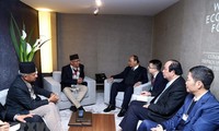 Нгуен Суан Фук встретился с премьер-министром Непала Шармой Оли