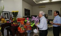 Нгуен Фу Чонг зажёг благовония в память о генсеке ЦК КПВ Нгуен Ван Лине