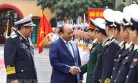 Премьер Вьетнама Нгуен Суан Фук проверил боеготовность ВМС страны